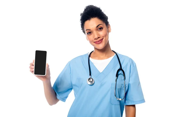 Вид Спереди Африканской Американской Медсестры Стетоскопом Улыбающейся Показывающей Смартфон Изолированным — стоковое фото
