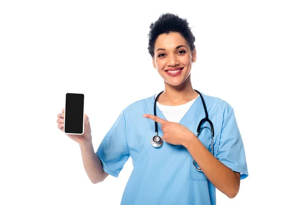 Vista Frontal Enfermeira Afro Americana Com Estetoscópio Sorrindo Apresentando Smartphone — Fotografia de Stock