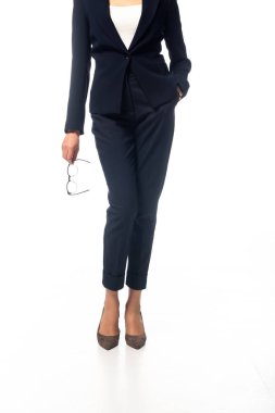 Afrika kökenli Amerikalı iş kadınının cebinde beyaz bardaklarla görüntüsü.