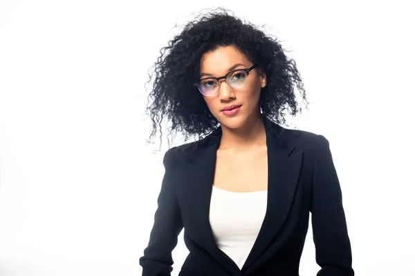 美しいアフリカ系アメリカ人のビジネス女性の正面図白で隔離されたメガネ — ストック写真