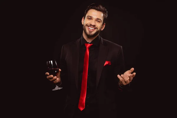 Bonito Homem Terno Gravata Vermelha Segurando Copo Vinho Sorrindo Para — Fotografia de Stock