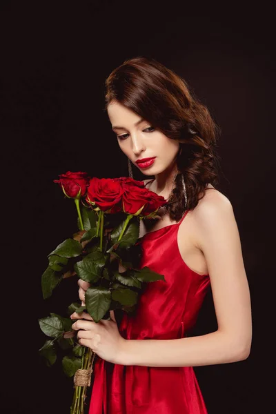 Hermosa Mujer Vestido Rojo Sosteniendo Ramo Rosas Aisladas Negro —  Fotos de Stock