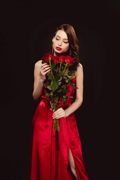 Elegante Mujer Vestido Rojo Sosteniendo Rosas Aisladas Negro —  Fotos de Stock