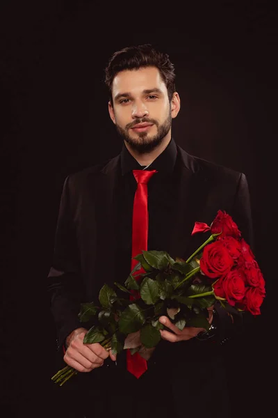 Bonito Homem Terno Segurando Buquê Rosas Vermelhas Olhando Para Câmera — Fotografia de Stock