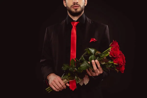 Vista Recortada Del Hombre Traje Sosteniendo Rosas Rojas Aisladas Negro — Foto de Stock