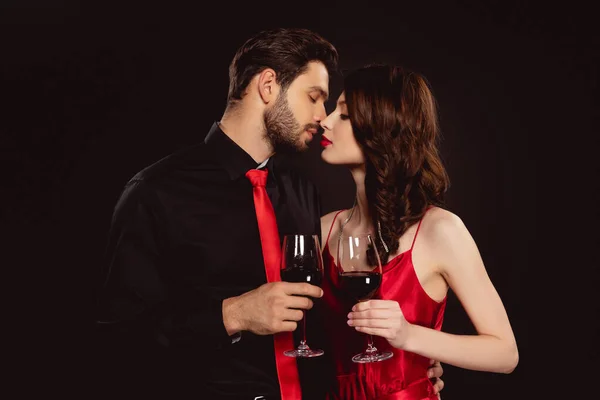 Vista Lateral Casal Elegante Beijando Clinking Vinho Tinto Isolado Preto — Fotografia de Stock