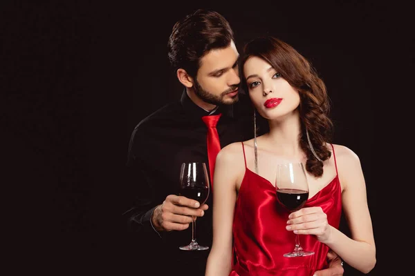 Bir Bardak Şarapla Şık Bir Kadın Kameraya Bakıyor Yakışıklı Erkek — Stok fotoğraf