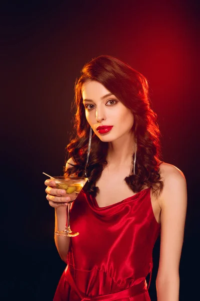 Hermosa Mujer Vestido Rojo Sosteniendo Vaso Cóctel Sobre Fondo Negro — Foto de Stock