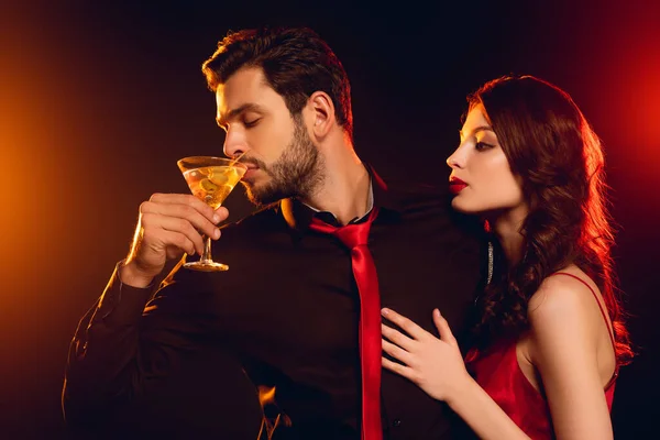 Knappe Man Drinken Cocktail Buurt Elegante Vriendin Zwarte Achtergrond Met — Stockfoto