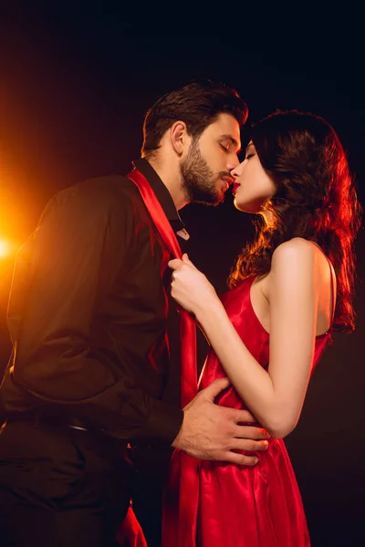 Vue Latérale Fille Robe Rouge Embrassant Tenant Cravate Bel Homme — Photo