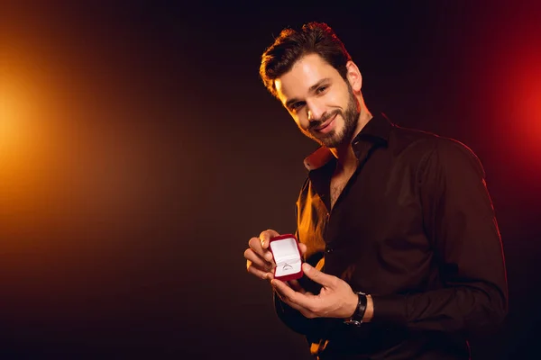 Homem Bonito Segurando Caixa Presente Com Anel Jóias Sorrindo Para — Fotografia de Stock