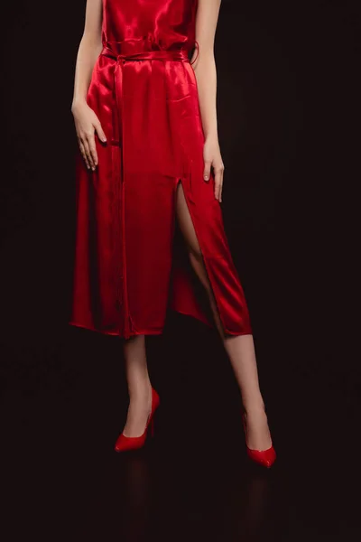 赤のドレスと黒に隔離されたかかとで女性の作物のビュー — ストック写真