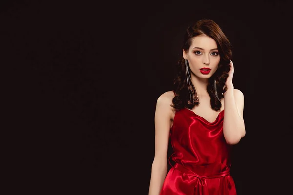 Mulher Bonita Vestido Vermelho Tocando Cabelo Olhando Para Câmera Isolada — Fotografia de Stock