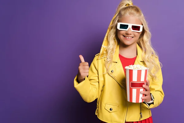 Smiling Kid Glasses Holding Bucket Popcorn Showing Purple Background — Stock Photo, Image