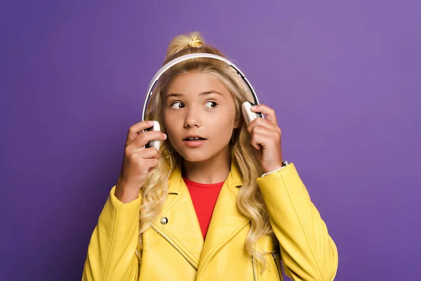 Excited Kid Headphones Looking Away Purple Background — Stock Photo, Image