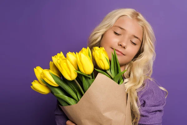 Aranyos Gyerek Gazdaság Csokor Tulipán Lila Háttér — Stock Fotó