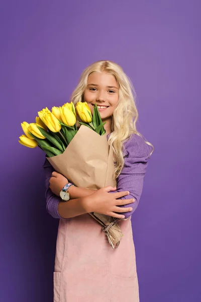 Усміхнена Дитина Тримає Букет Тюльпанів Фіолетовому Фоні — стокове фото
