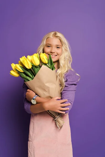 Niño Sonriente Sosteniendo Ramo Tulipanes Sobre Fondo Púrpura — Foto de Stock