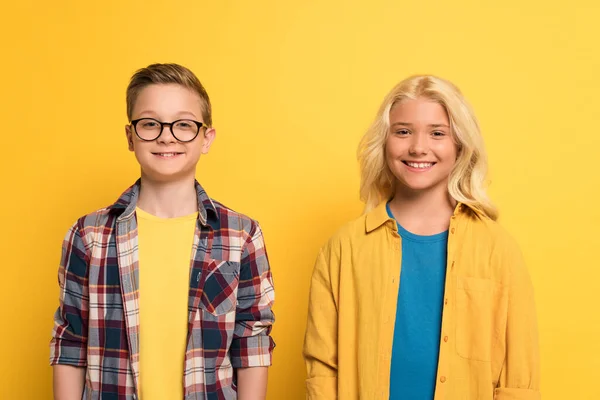 Sorrindo Crianças Bonitos Olhando Para Câmera Fundo Amarelo — Fotografia de Stock