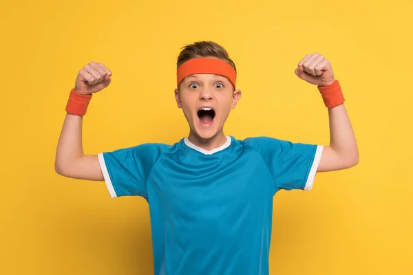 Wütendes Kind Sportkleidung Zeigt Starke Geste Und Schreit Auf Gelbem — Stockfoto