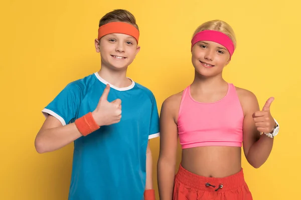 Enfants Souriants Vêtements Sport Montrant Pouces Sur Fond Jaune — Photo