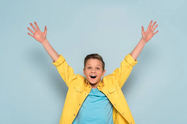 Niño Feliz Con Las Manos Extendidas Mirando Cámara Fondo Azul — Foto de Stock