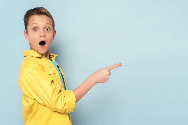 Shocked Cute Kid Pointing Finger Blue Background — Stock Photo, Image