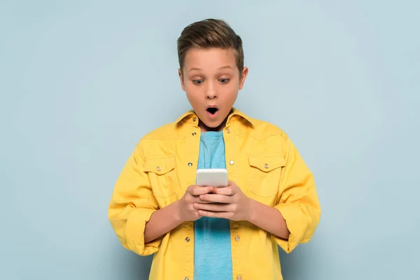 Shocked Kid Using Looking Smartphone Blue Background — Stock Photo, Image