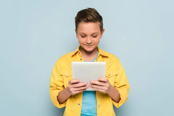 Sorrindo Garoto Bonito Usando Tablet Digital Fundo Azul — Fotografia de Stock