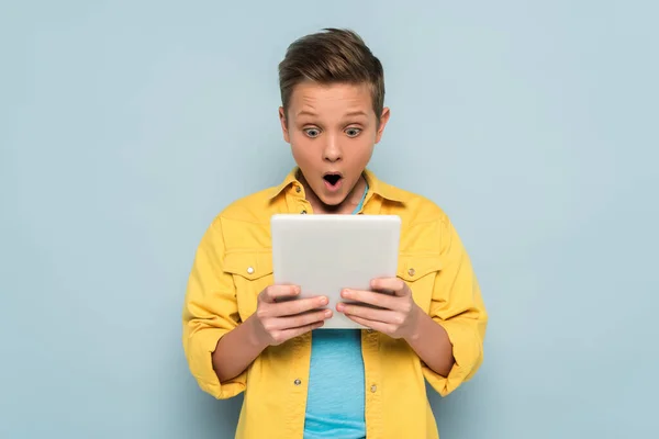 Enfant Choqué Utilisant Regardant Tablette Numérique Sur Fond Bleu — Photo