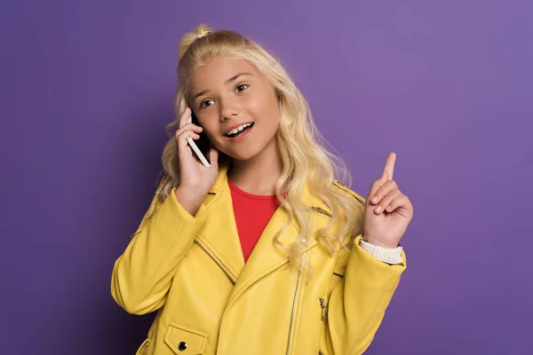 Niño Sonriente Hablando Teléfono Inteligente Mostrando Signo Idea Fondo Púrpura — Foto de Stock