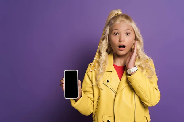 Chocado Niño Sosteniendo Teléfono Inteligente Con Espacio Copia Sobre Fondo — Foto de Stock