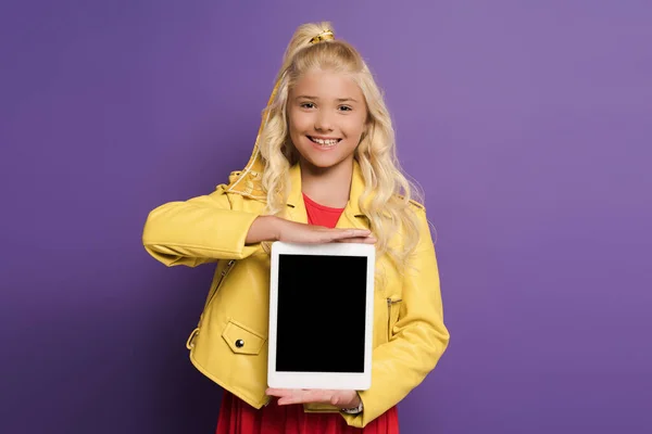 Lächelndes Kind Mit Digitalem Tablet Und Kopierraum Auf Lila Hintergrund — Stockfoto