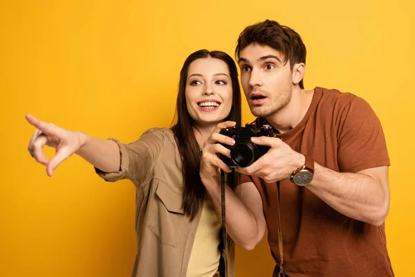 Couple Happy Tourists Photo Camera Pointing Yellow — Stock Photo, Image