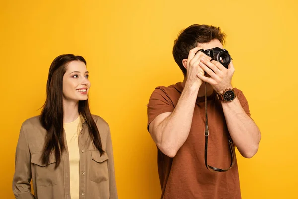 Casal Turistas Felizes Tirando Foto Câmera Fotográfica Amarelo — Fotografia de Stock