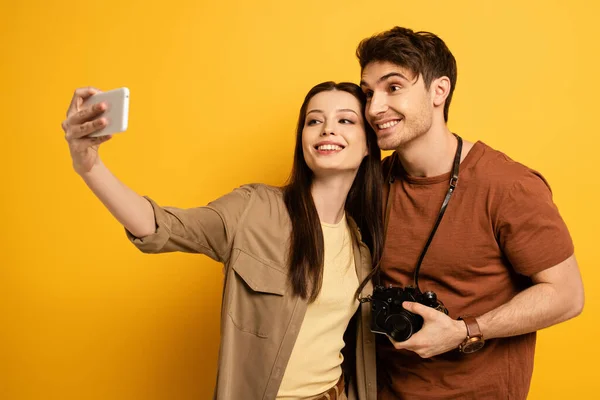 Pár Boldog Turisták Fénykép Kamera Selfie Okostelefon Sárga — Stock Fotó