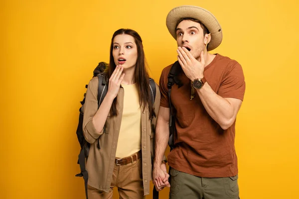 Couple Shocked Tourists Backpacks Yellow — Stock Photo, Image