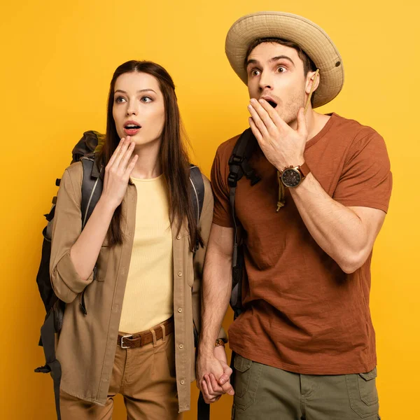 Couple Shocked Tourists Backpacks Yellow — Stock Photo, Image