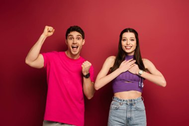 Neşeli bir erkek arkadaş ve mutlu bir kız arkadaş.