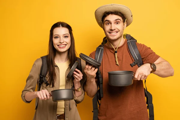Couple Cheerful Tourists Backpacks Holding Pots Yellow — Stock Photo, Image
