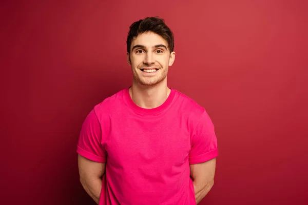 Portret Van Lachende Man Roze Shirt Rood — Stockfoto