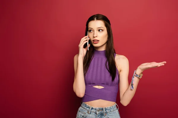 Hermosa Mujer Hablando Teléfono Inteligente Con Gesto Encogimiento Hombros Rojo — Foto de Stock