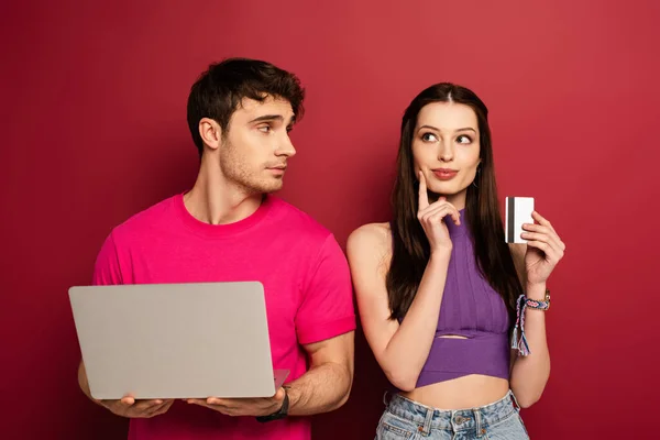 Casal Pensativo Compras Line Com Laptop Cartão Crédito Vermelho — Fotografia de Stock