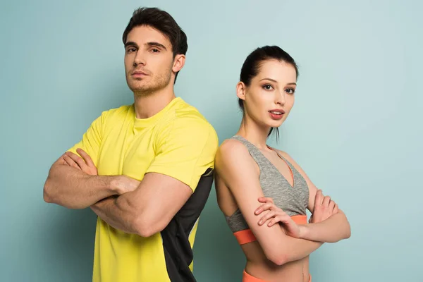 Confident Athletic Couple Standing Sportswear Crossed Arms Blue — Stock Photo, Image