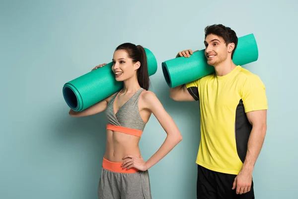 Sorrindo Casal Esportivo Segurando Tapetes Fitness Azul — Fotografia de Stock