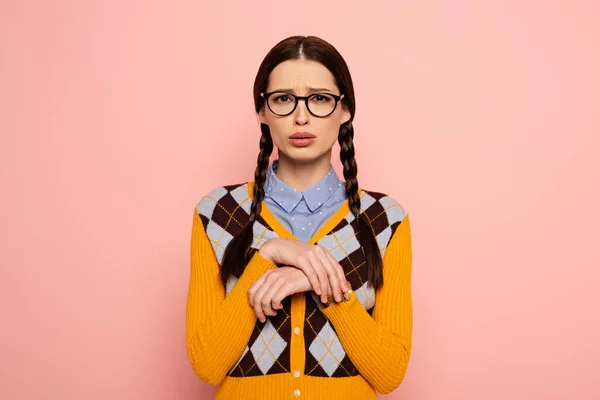 Attraktiver Trauriger Weiblicher Nerd Mit Brille Isoliert Auf Rosa — Stockfoto