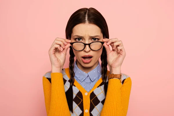 Sorprendido Nerd Femenino Gafas Rosa — Foto de Stock