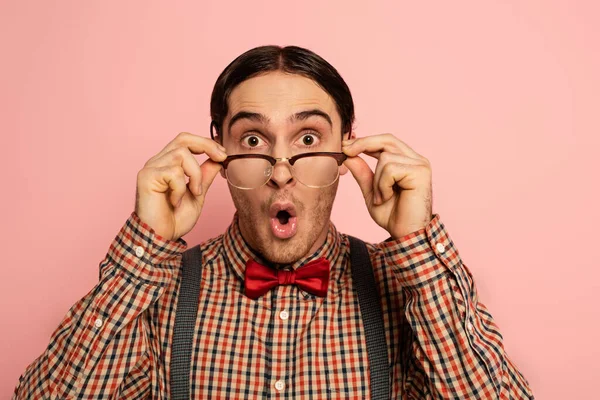 Chockad Manlig Nörd Som Håller Glasögon Isolerad Rosa — Stockfoto