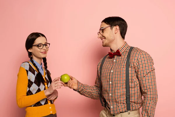 Ζευγάρι Χαμογελαστοί Σπασίκλες Γυαλιά Που Κρατούν Μήλο Ροζ — Φωτογραφία Αρχείου