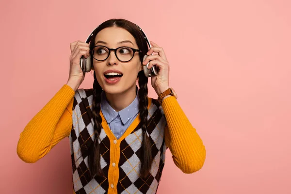 Nerd Femenino Sorprendido Gafas Escuchando Música Con Auriculares Rosa — Foto de Stock